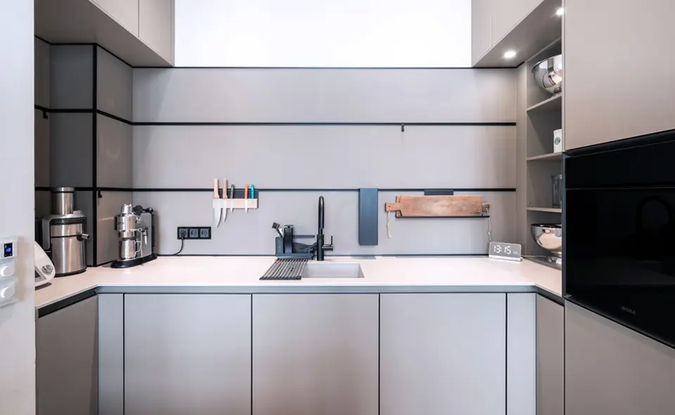 hellbeleutete Küche